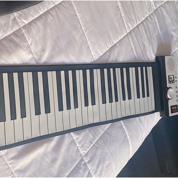 Sharper Image PLAY”N”ROLL PIANO - Picture 5 of 8